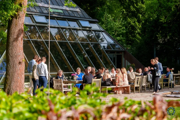 Gezamenlijke lunch buiten op het landgoed in Lage Vuursche
