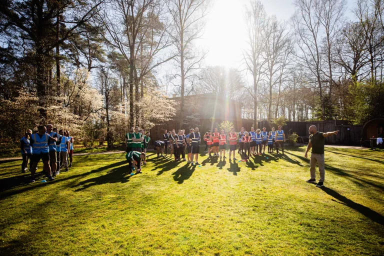 Buitenworkout met leden op het landgoed