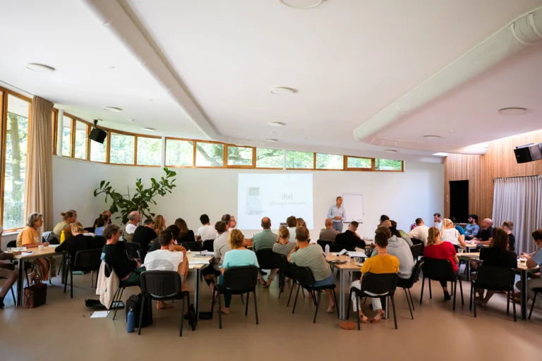 Ondernemers aan het werk tijdens een werksessie in het clubhuis